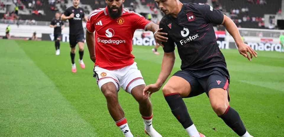 Dos jugadores luchando por el balón en el campo