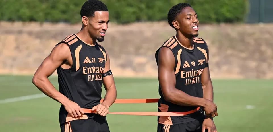 Jugadores entrenando con bandas elásticas en campo