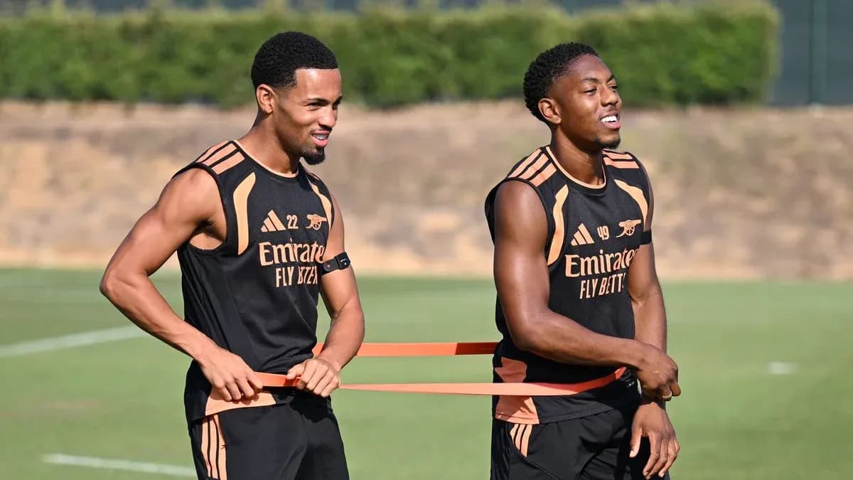 Jugadores entrenando con bandas elásticas en campo