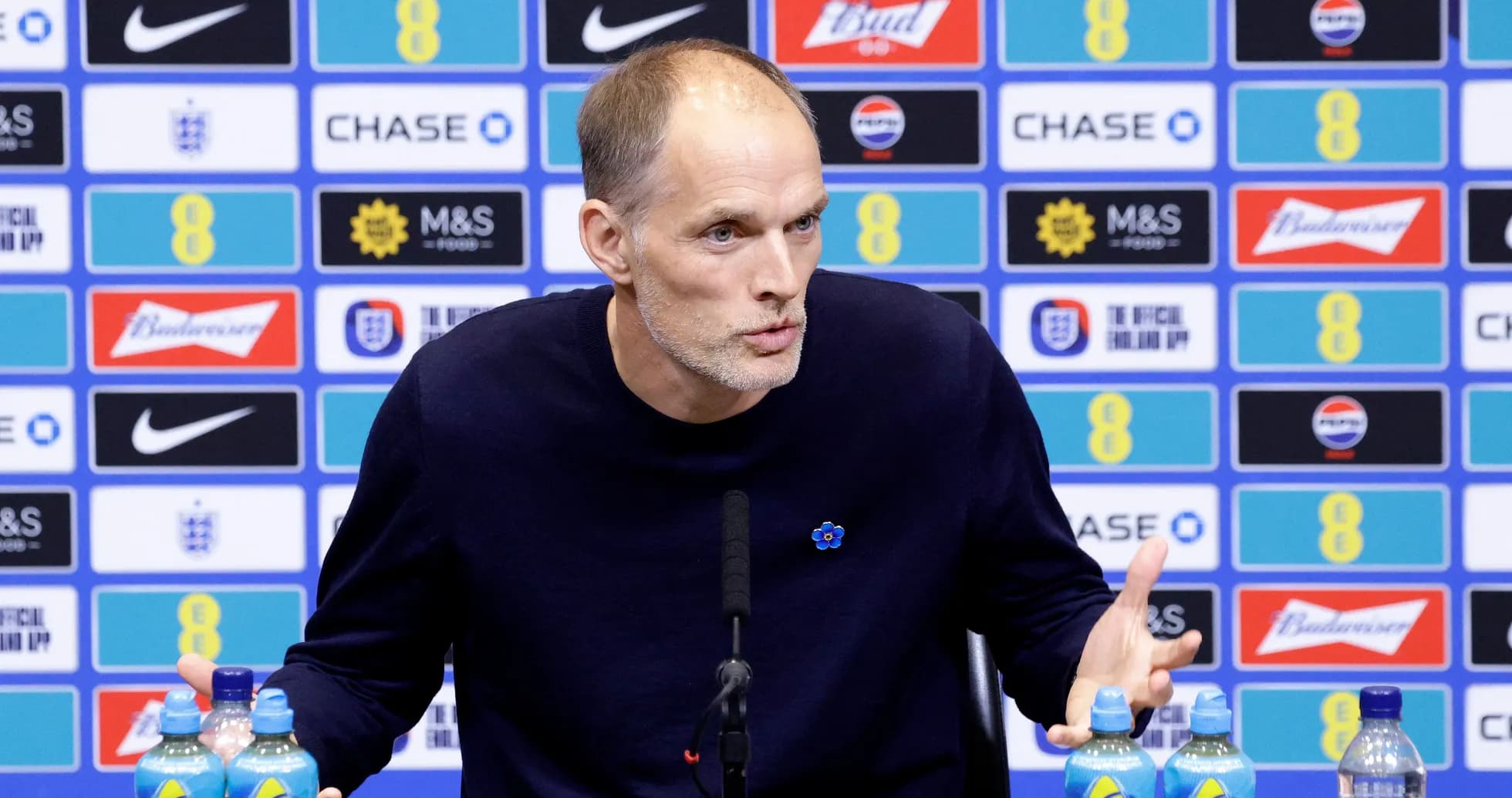 Entrenador en conferencia de prensa con micrófono