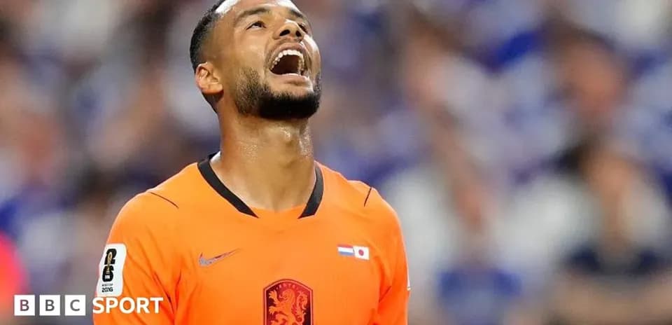 Jugador en camiseta naranja mirando hacia arriba