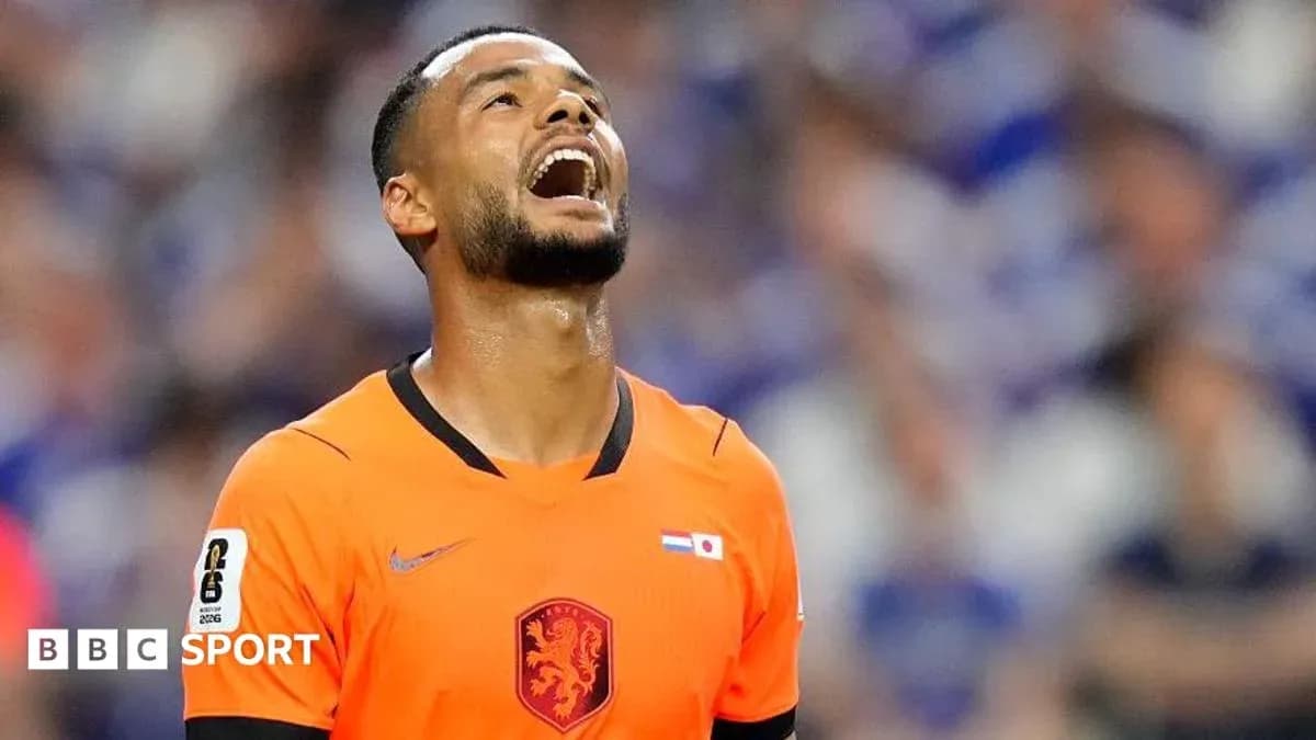 Jugador en camiseta naranja mirando hacia arriba