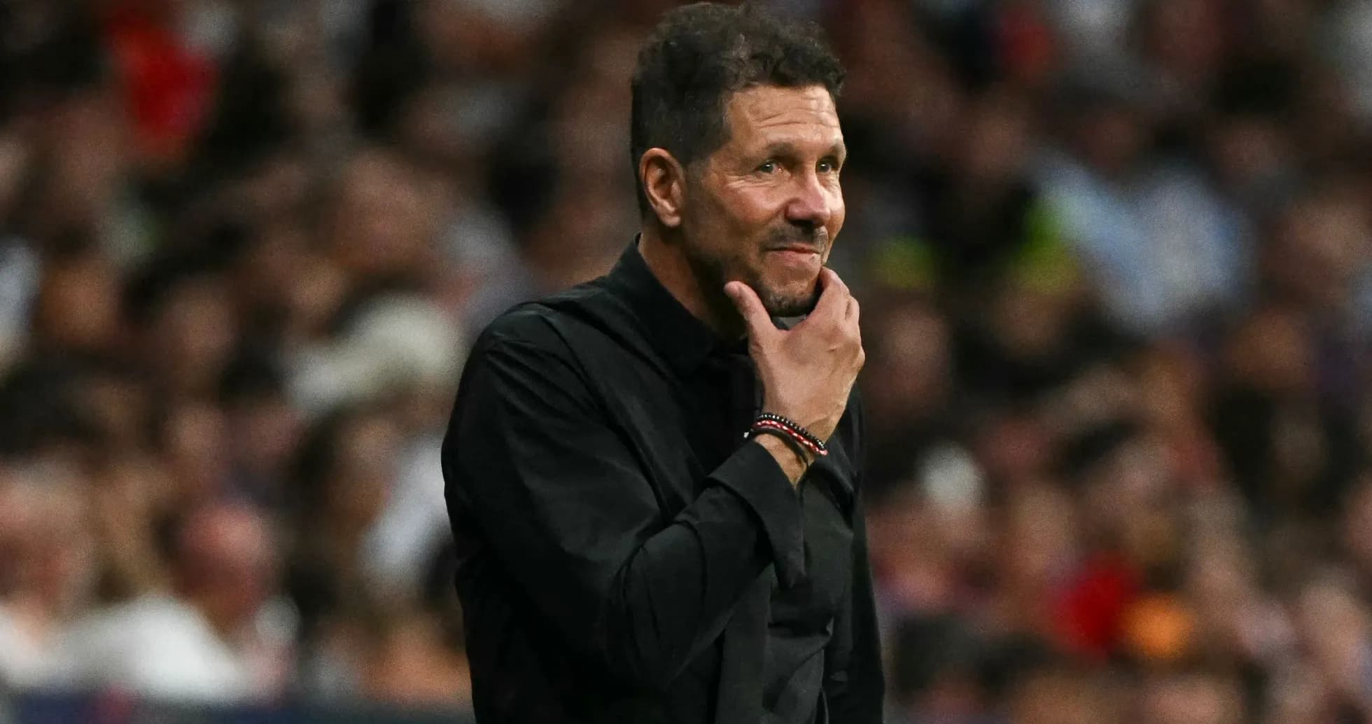 Entrenador observando el partido desde la línea lateral