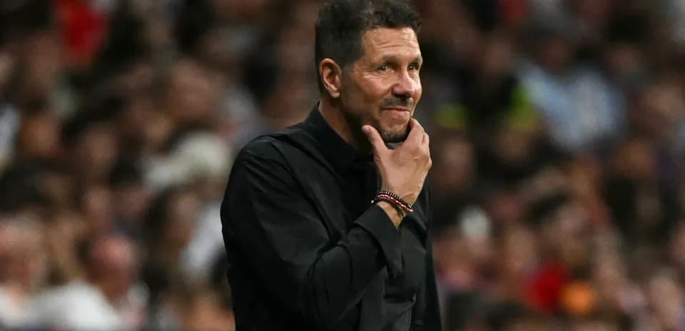 Entrenador observando el partido desde la línea lateral