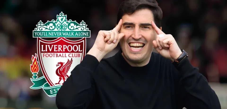 Entrenador de Liverpool gesticulando en el campo