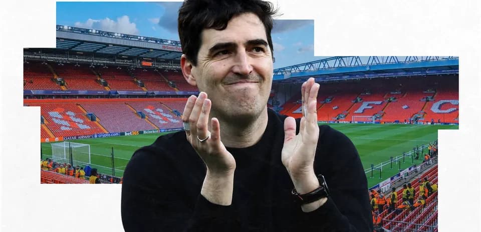 Entrenador aplaudiendo en el estadio Anfield