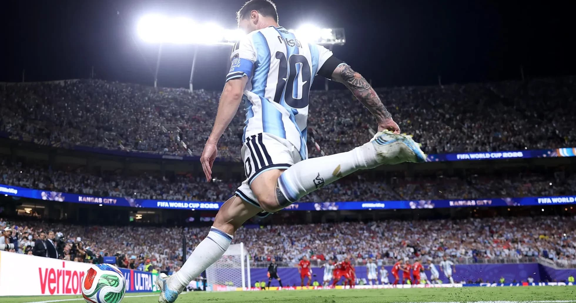 Lionel Messi lanzando un tiro de esquina