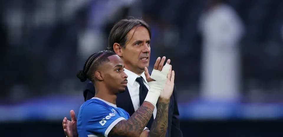 Jugador y entrenador saludando al público tras el partido