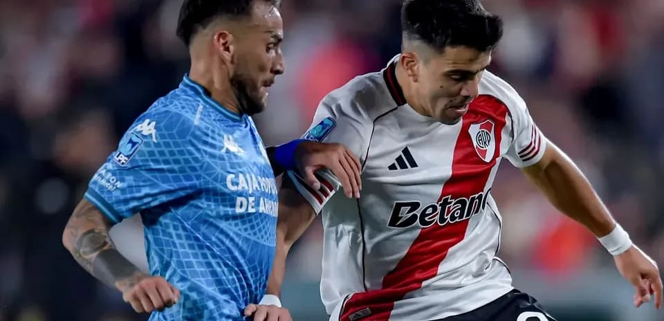 Jugadores compitiendo por el balón en el partido
