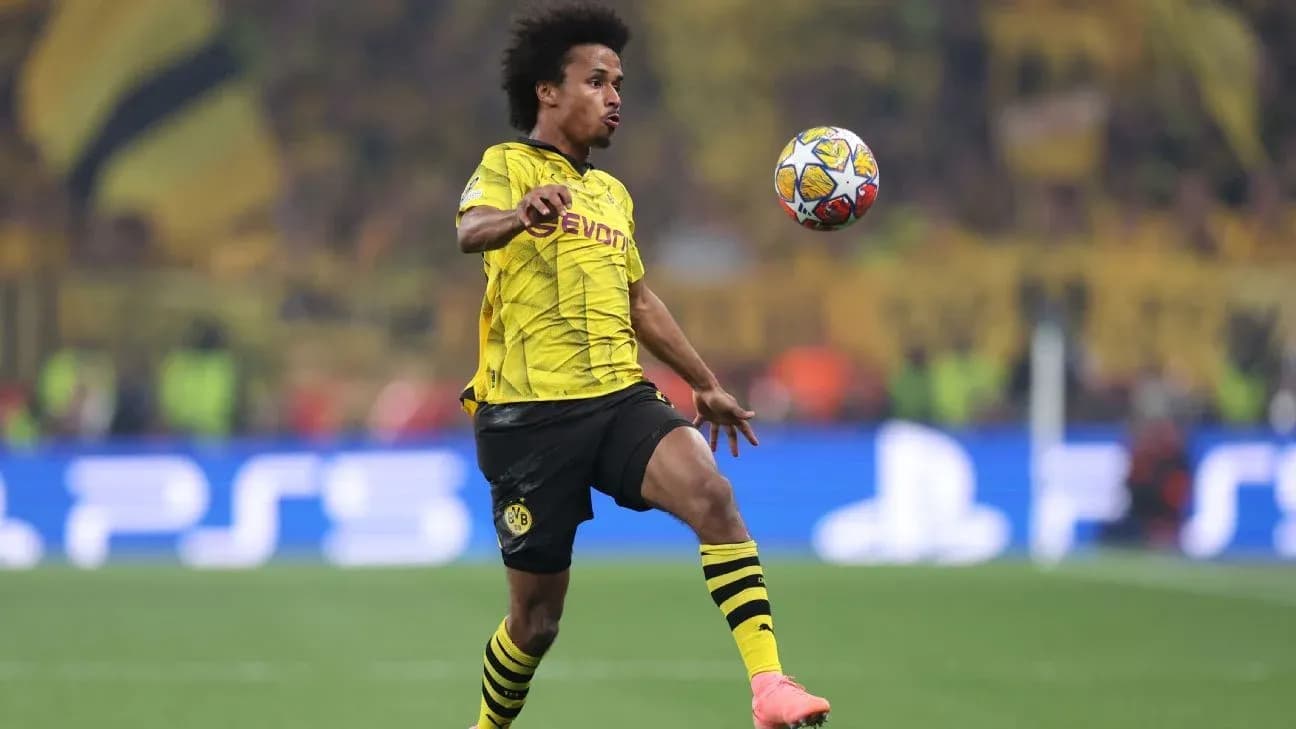 Jugador de Borussia Dortmund controlando el balón en el campo
