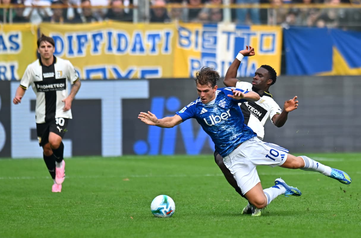 Jugadores de Como y Parma en acción