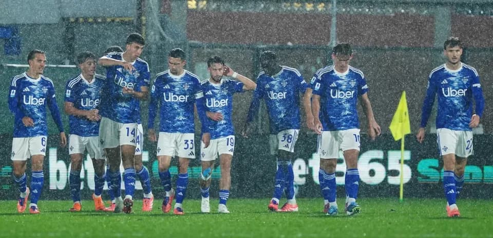 Jugadores de Como en partido de fútbol
