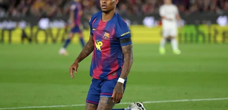Jugador de Barcelona arrodillado en el campo de juego