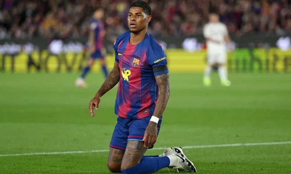 Jugador de Barcelona arrodillado en el campo de juego