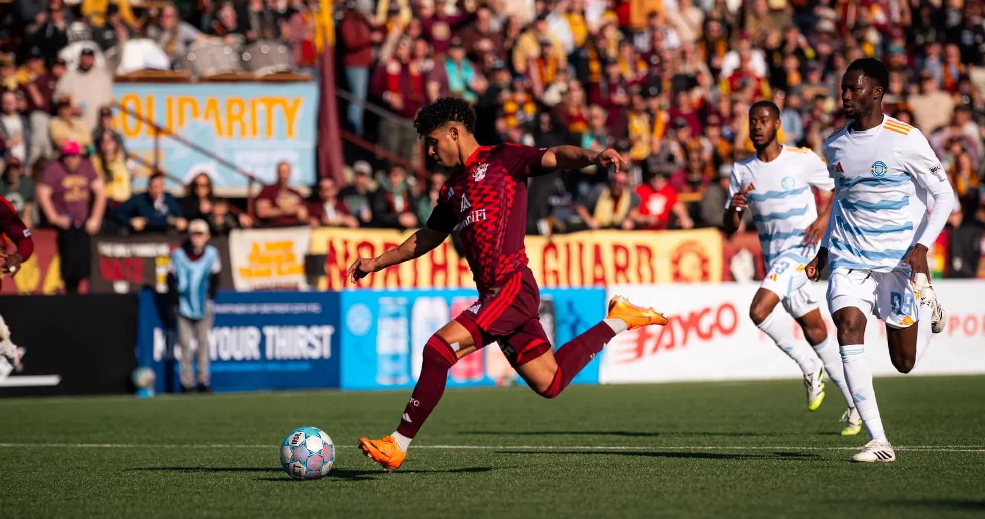 Jugador de Detroit City corre con el balón