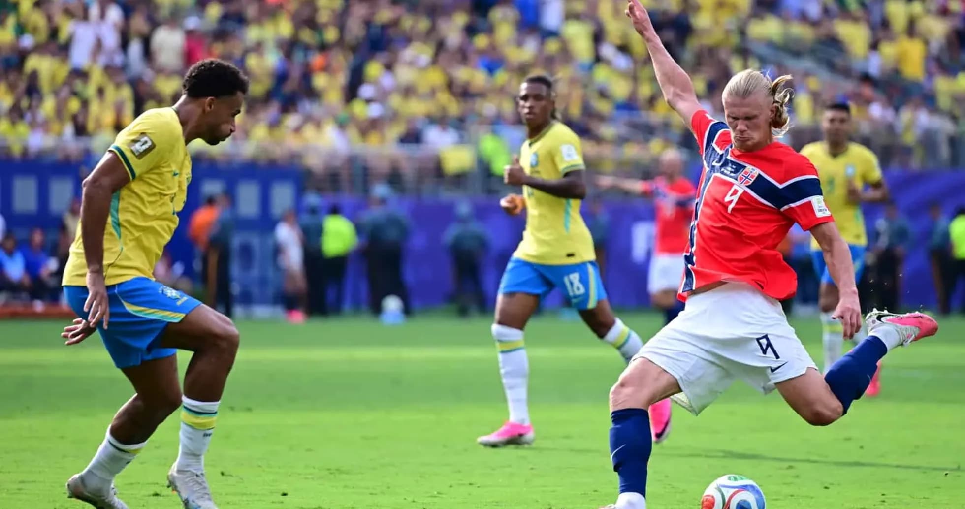 Jugador de Brasil evitando un tiro noruego