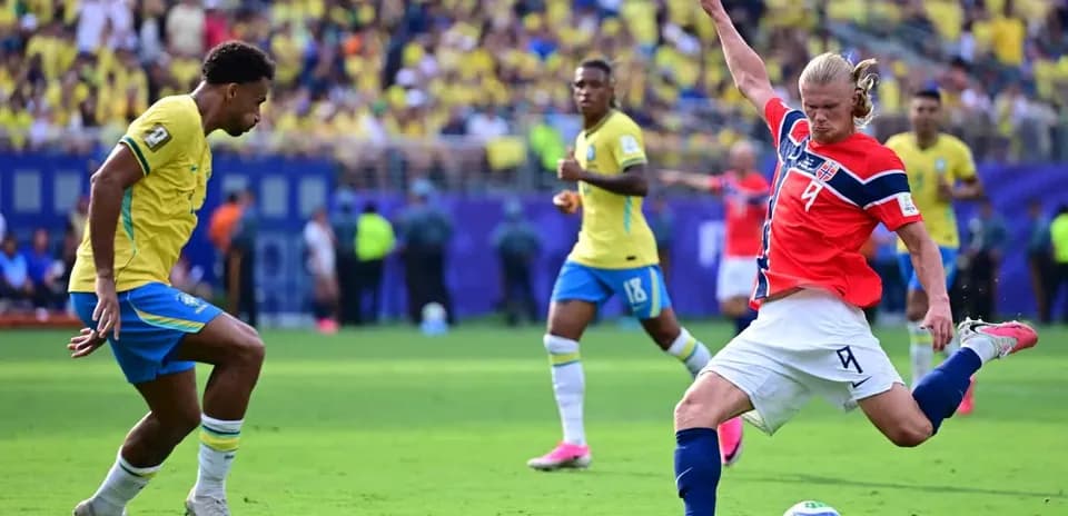 Jugador de Brasil evitando un tiro noruego