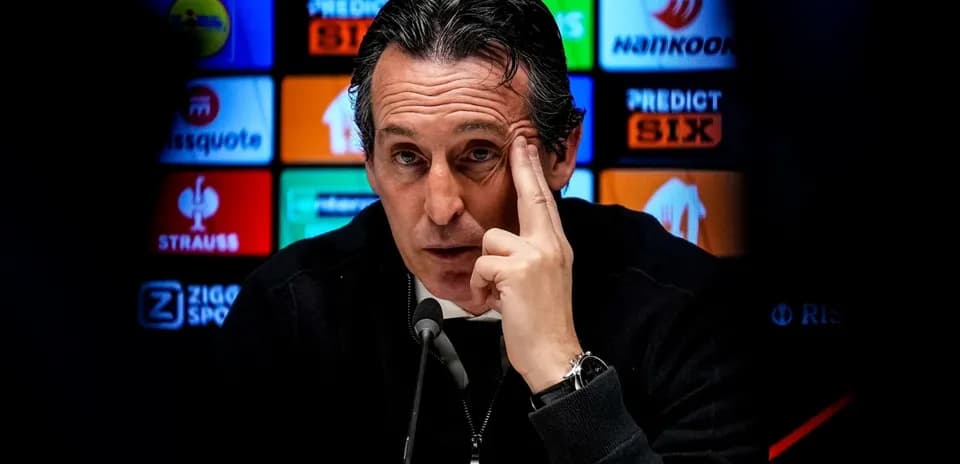 Entrenador en rueda de prensa señalando su frente