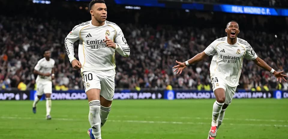 Mbappé celebrando un gol con su compañero