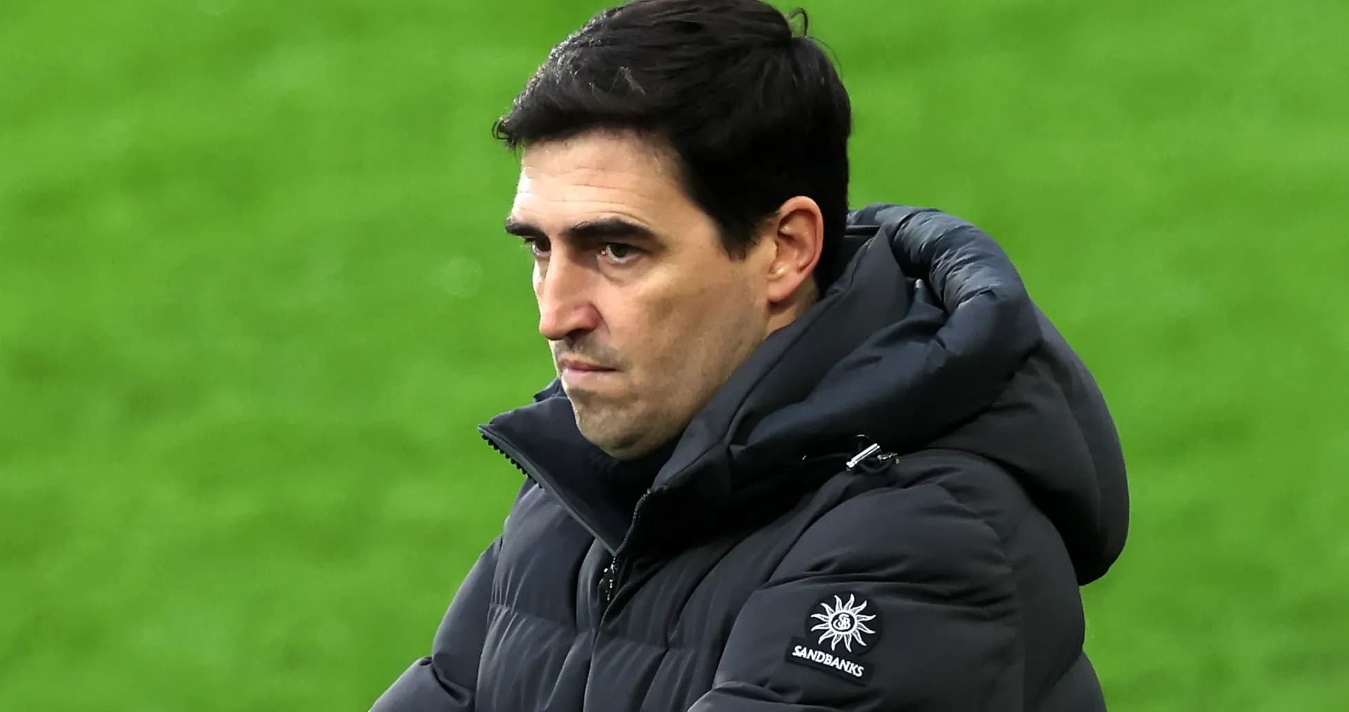 Entrenador en el campo durante el partido