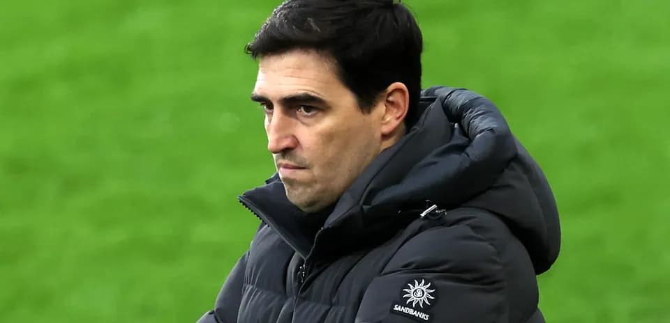 Entrenador en el campo durante el partido