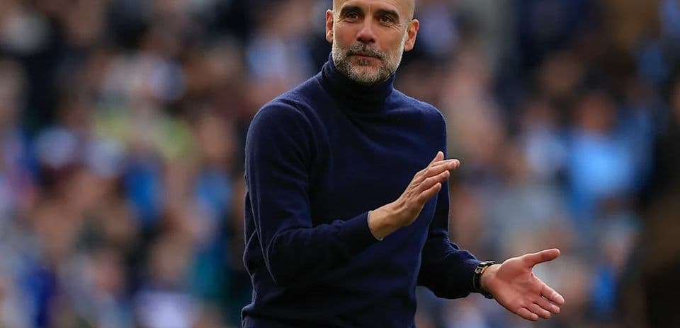 Entrenador dirigiendo desde la banda durante un partido