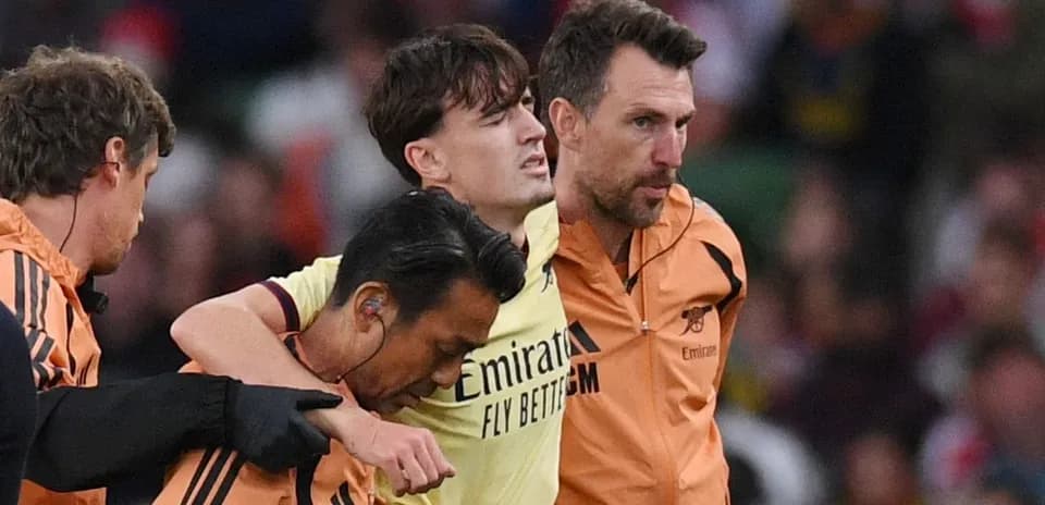 Jugador siendo ayudado por el personal médico