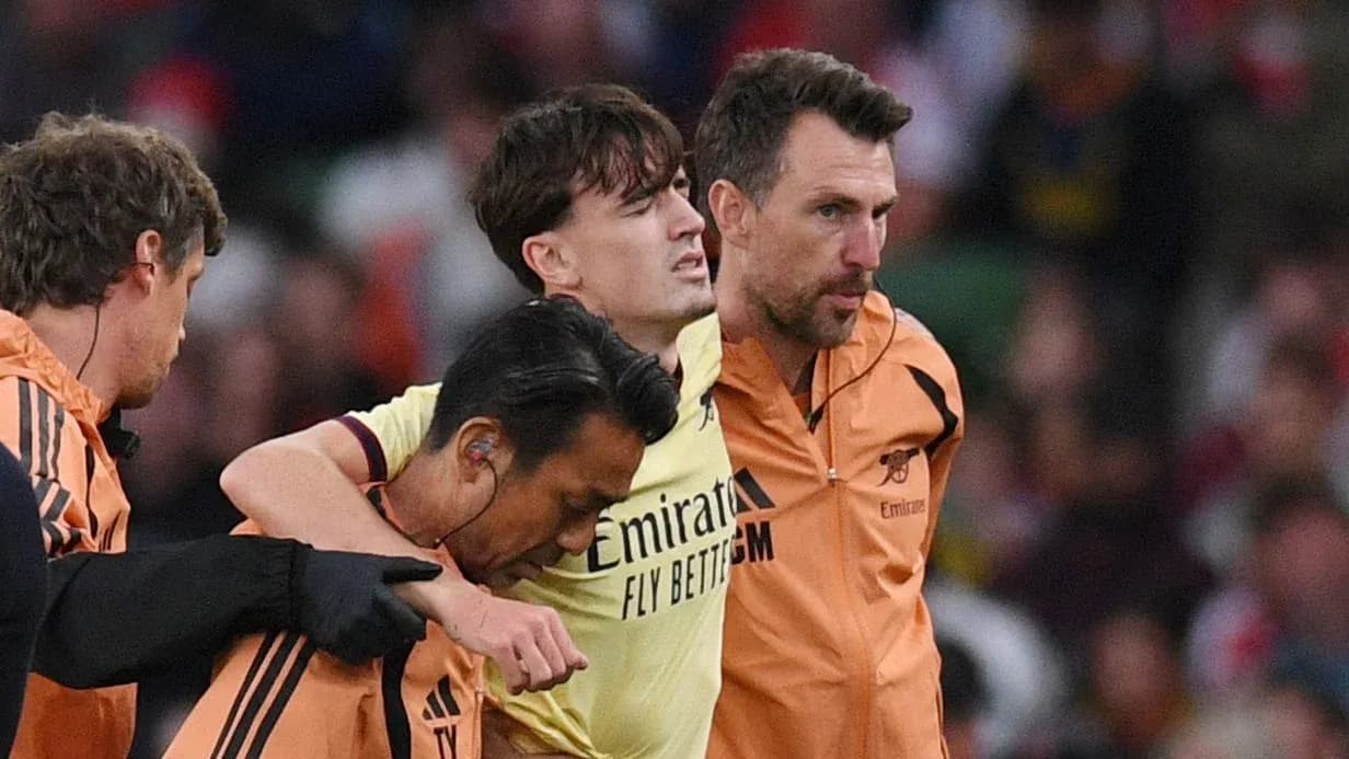 Jugador siendo ayudado por el personal médico