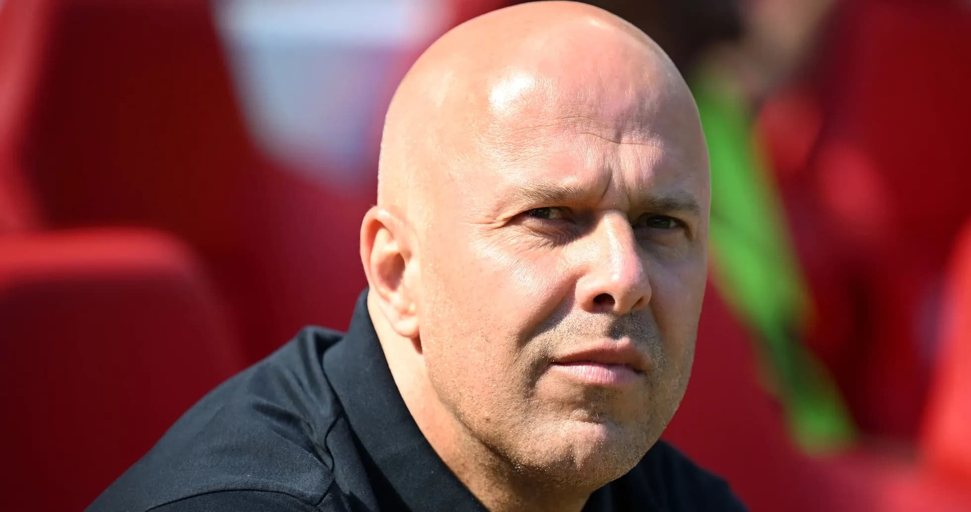 Entrenador sentado en la banca del estadio