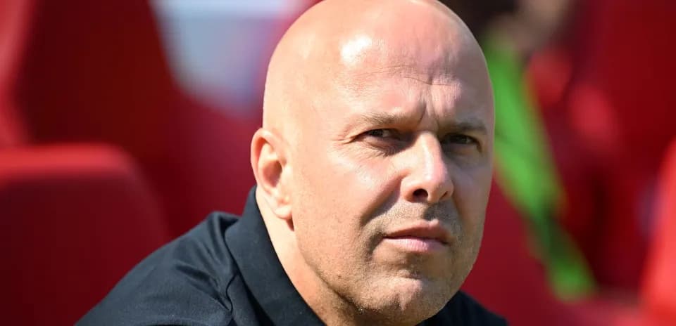Entrenador sentado en la banca del estadio