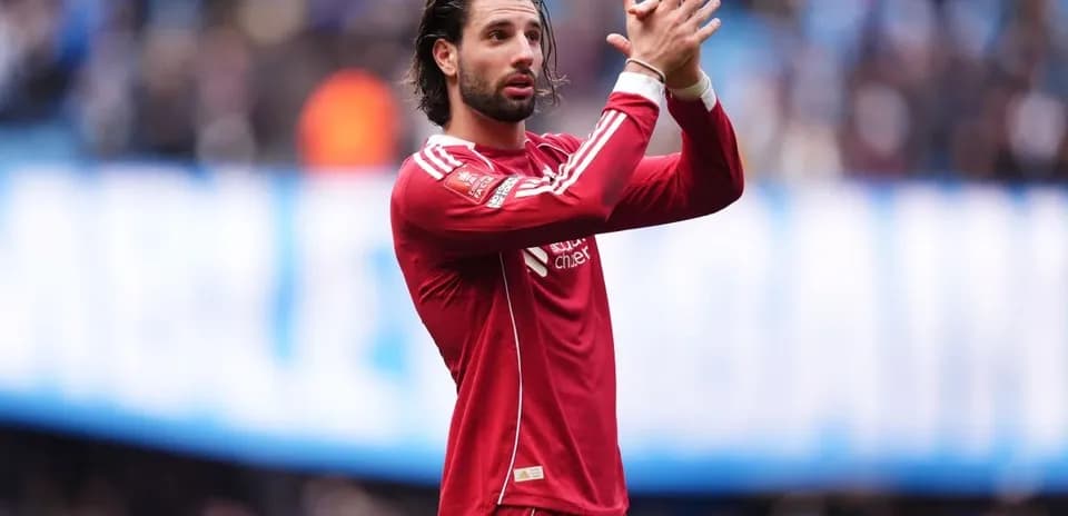 Jugador aplaudiendo a la afición durante el partido