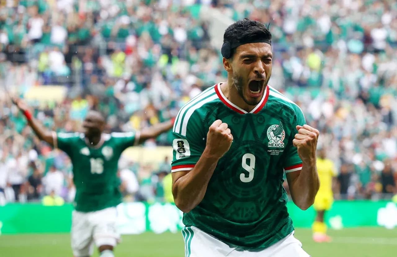 Jugador mexicano celebrando un gol