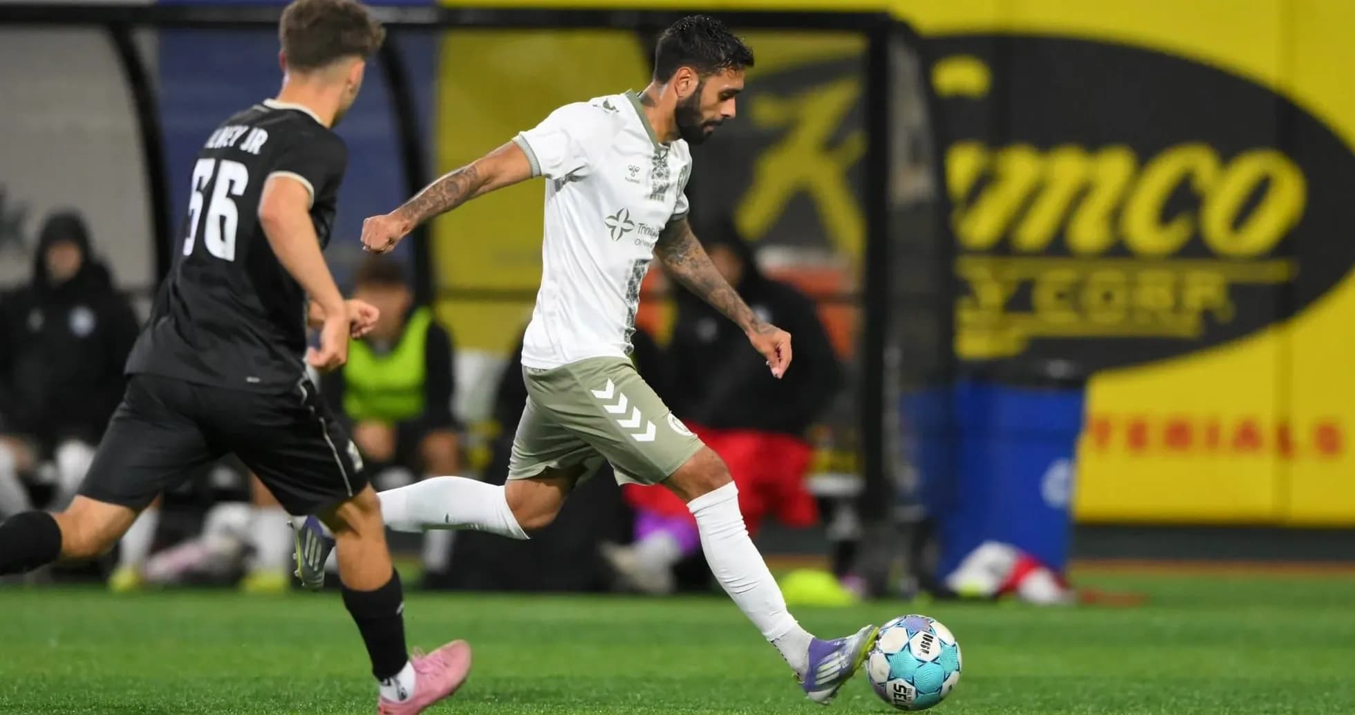 Jugador de NY Cosmos driblando el balón