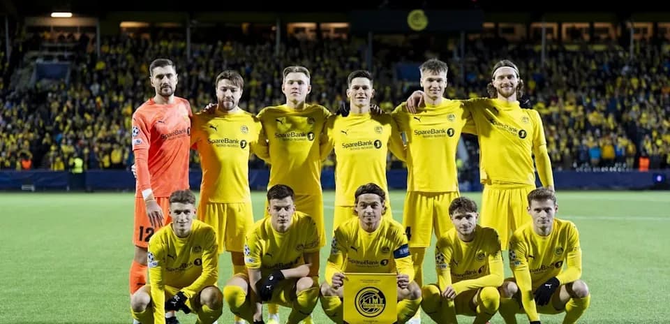 Equipo de Bodo/Glimt posando en el campo