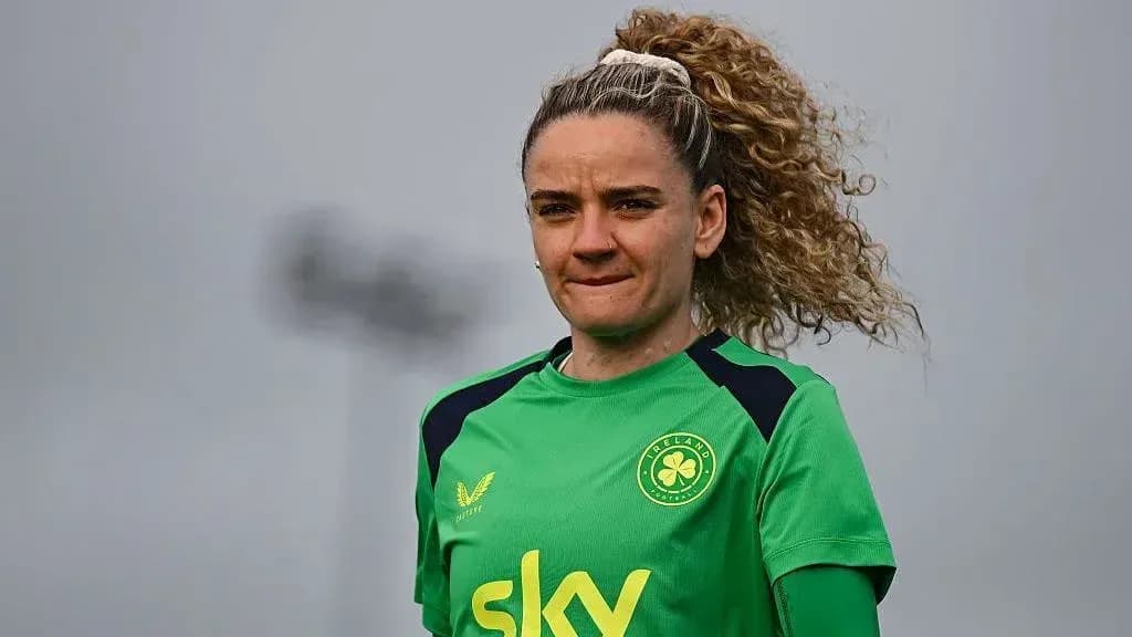 Jugadora de fútbol con camiseta verde en entrenamiento