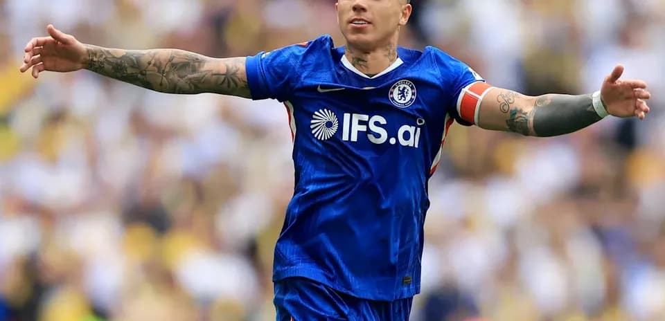 Jugador de Chelsea celebrando con los brazos abiertos