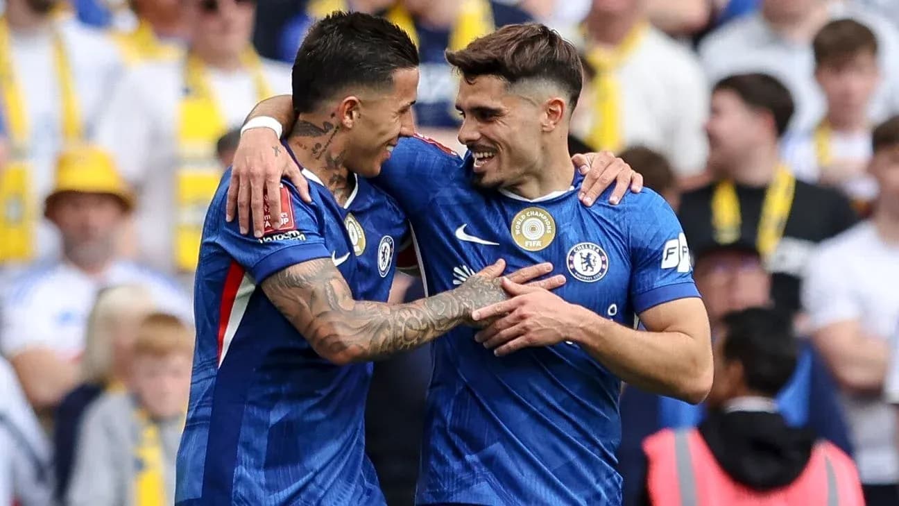 Jugadores de Chelsea celebrando un gol juntos