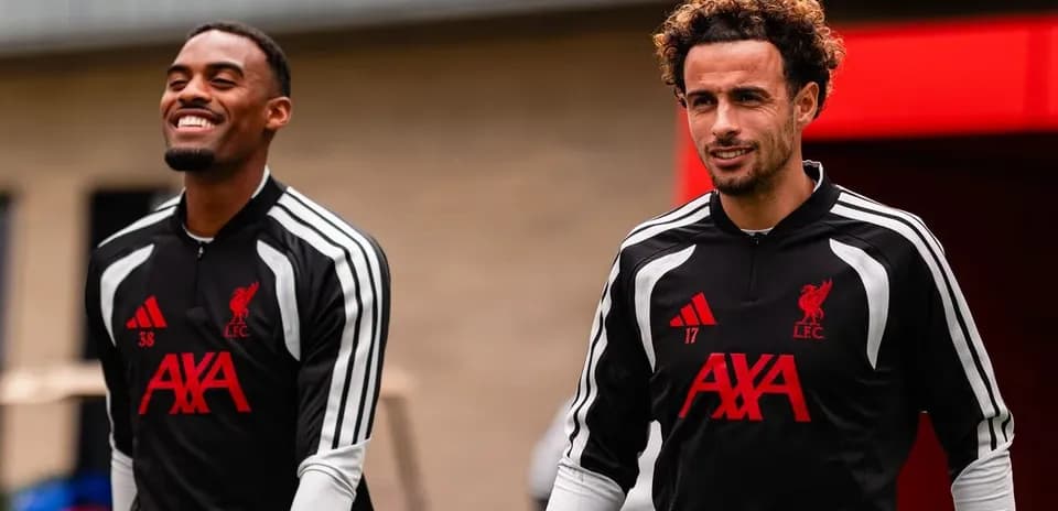 Jugadores de Liverpool caminando durante entrenamiento