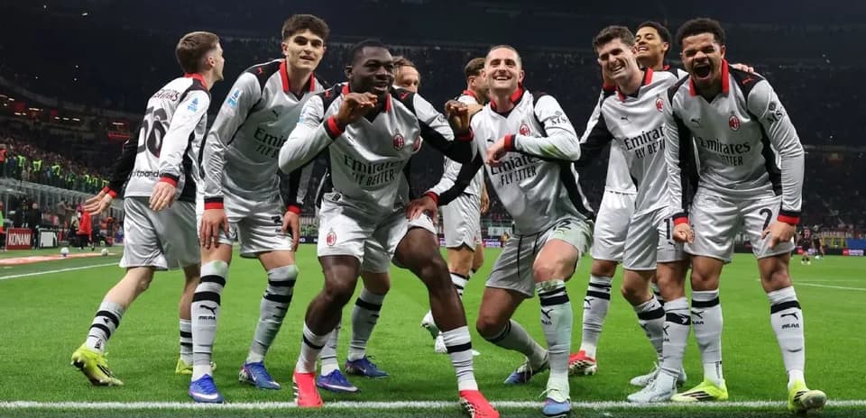 Celebración de jugadores de AC Milan en el campo