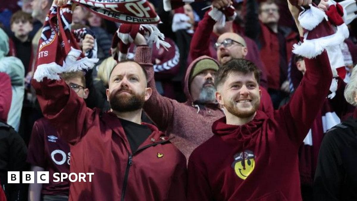 Aficionados sosteniendo bufandas en un estadio
