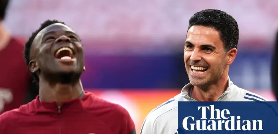 Jugadores de Arsenal riendo en el campo de entrenamiento