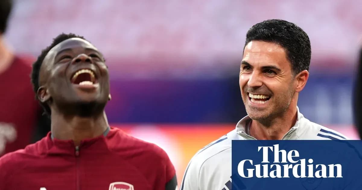 Jugadores de Arsenal riendo en el campo de entrenamiento