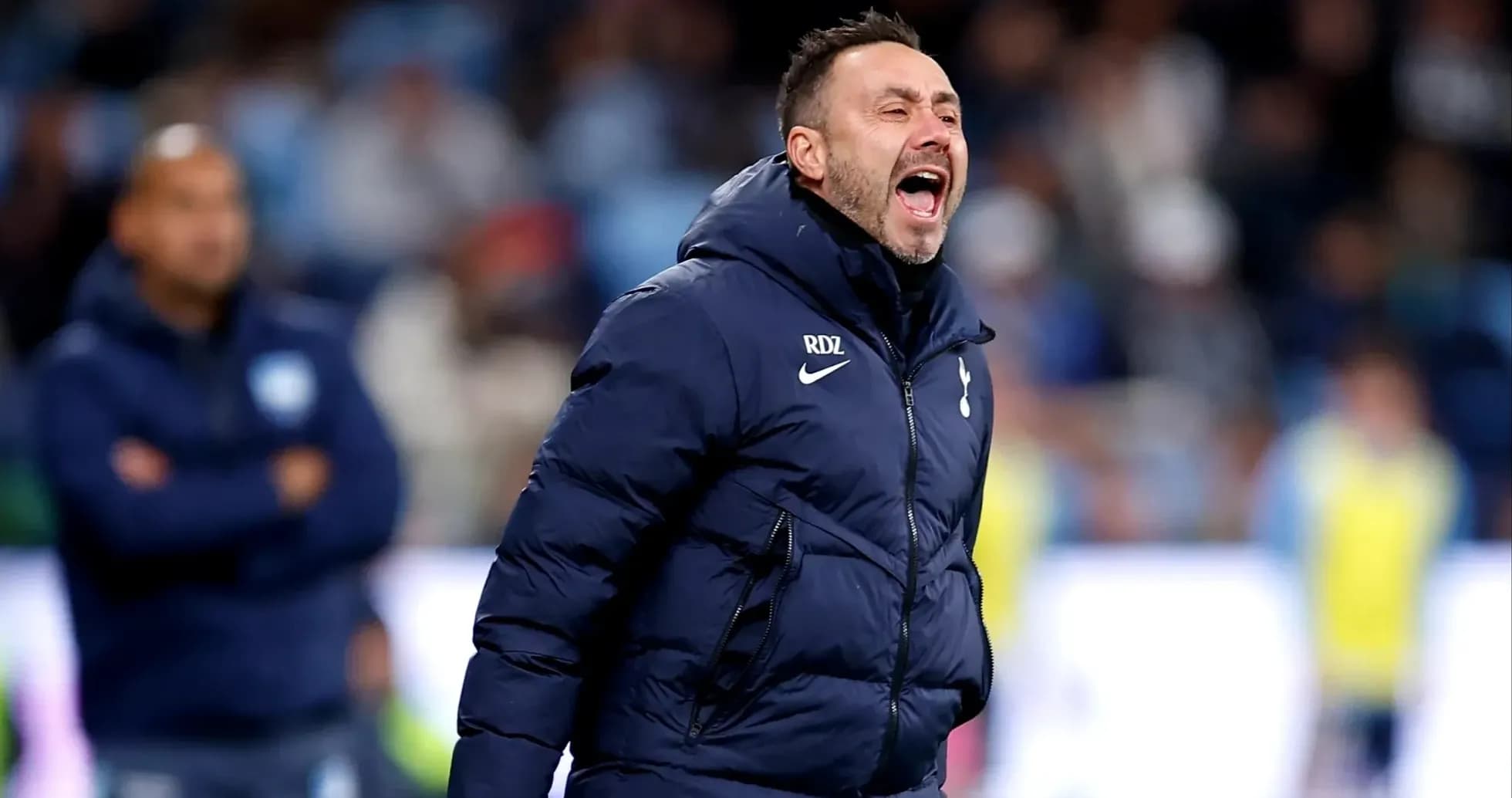 Entrenador dirigiendo a su equipo desde la banda