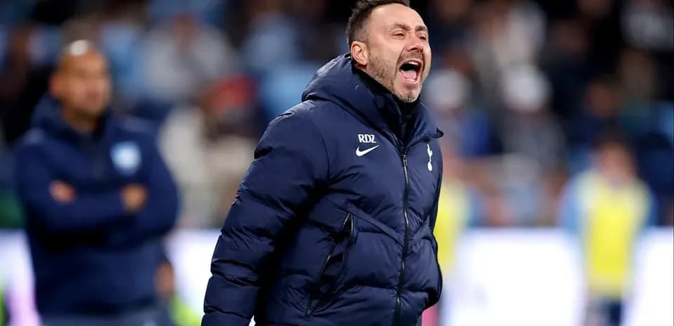 Entrenador dirigiendo a su equipo desde la banda