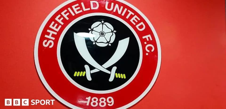 Escudo del Sheffield United F.C. en la pared