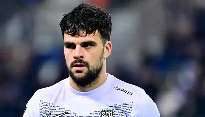 Jugador de fútbol con camiseta del Angers SCO