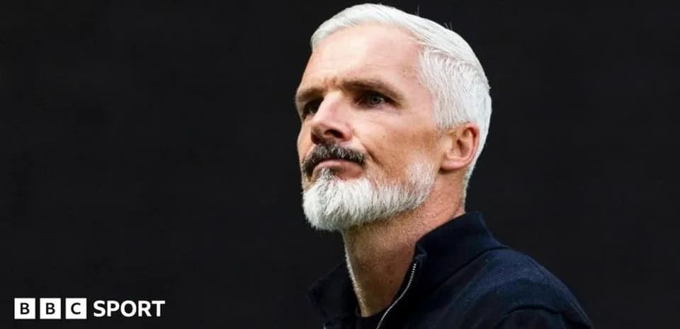 Entrenador mirando hacia un lado en fondo oscuro