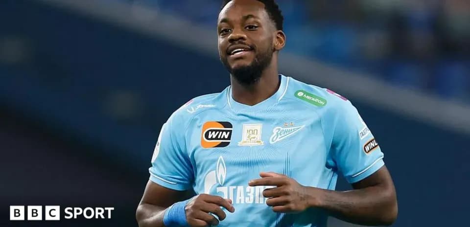 Jugador de Zenit sonriendo en el campo de juego