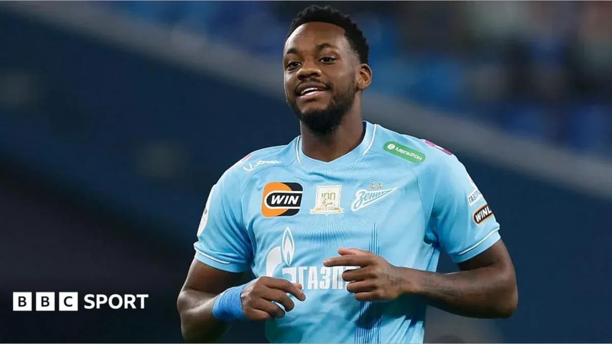 Jugador de Zenit sonriendo en el campo de juego