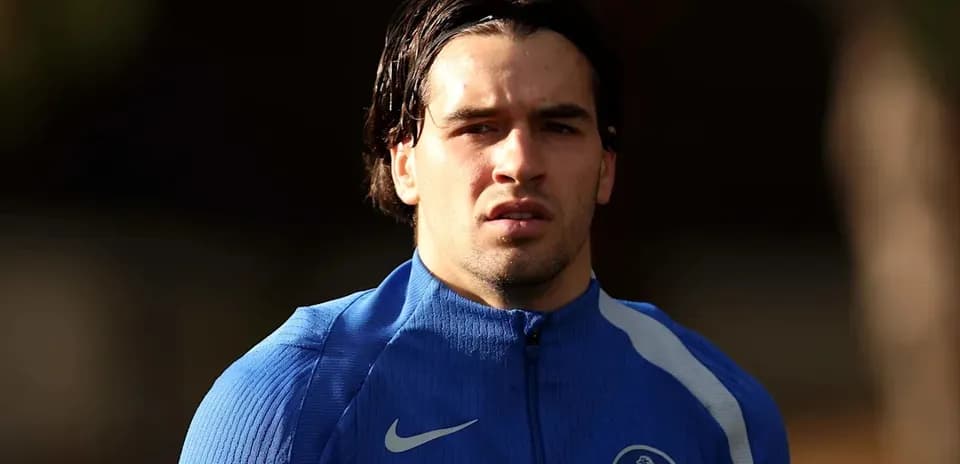 Jugador entrenando con camiseta azul del Chelsea FC